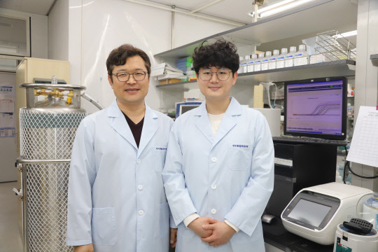 한국생명공학연구원은 RNA 변형 제거 효소인 FTO 유전자가 NK세포의 항암효과를 제어하는 사실을 밝혀냈다. 사진은 김태돈 박사(왼쪽), 김석민 학생연구원 모습  생명연 제공